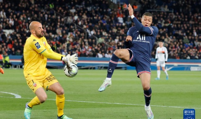  巴黎圣日耳曼主场大胜里昂登顶积分榜  
